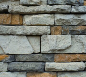 Metselaars, of steenhouwers, vormen stukken rots en steen en kunstmatige minerale producten in de geometrische vormen die nodig zijn voor de bouw van bruggen, gebouwen, monumenten enz. met behulp van diverse moderne en traditionele gereedschappen en technieken. Bij het interviewen van metselaars geven de ideale kandidaten blijk van een diepe passie en respect voor de tradities van het beroep.